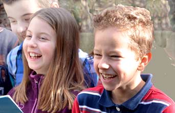 Kinder freuen sich am Singen